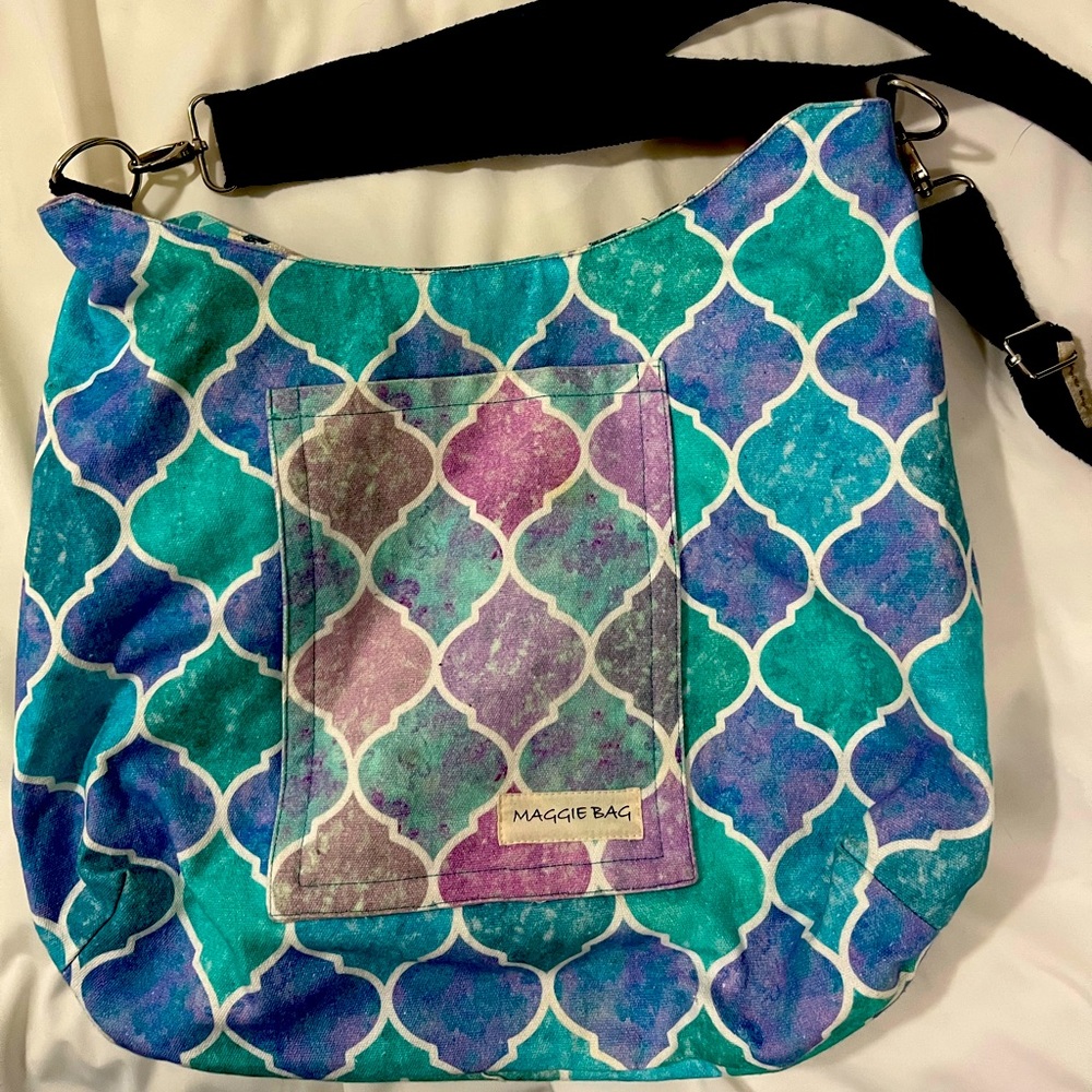 Gently used Maggie Bag. It is reversible for two looks!